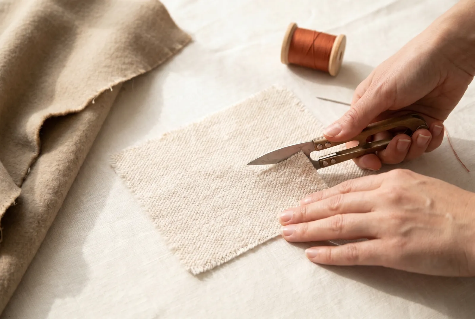 Photo: Cut or find a straight raw edge on a scrap of woven fabric about 10-15 cm (4-6 in) long, and lay it flat in front of you with the raw edge running left to righ…
