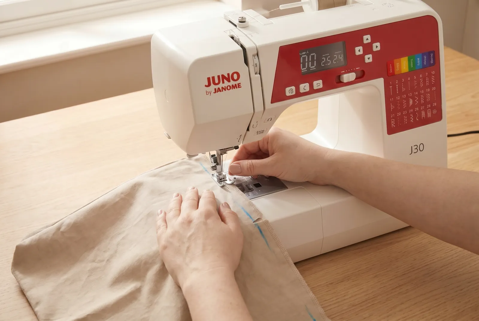 Photo: Sew each side seam with stitch program 00 at length 2.5 mm and a 1.5 cm (5/8 in) seam allowance: backtack at the folded bottom, stitch up to the start of the g…