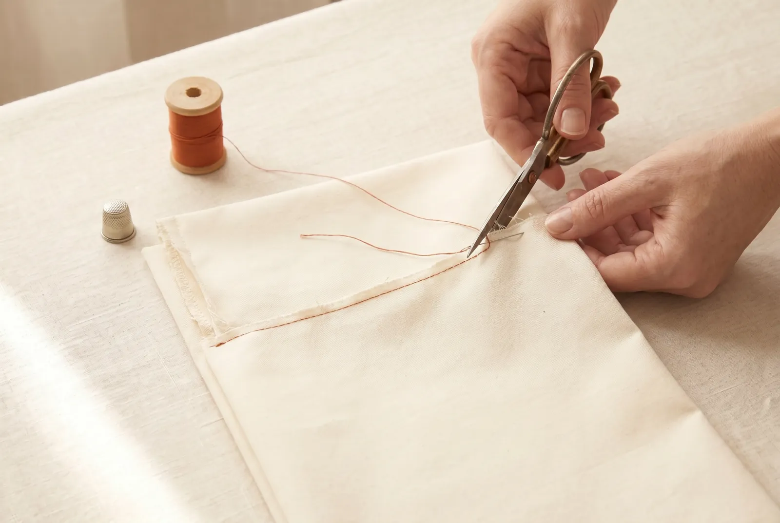 Photo: Sew a narrow seam 3 mm (1/8 in) from each raw side edge, through both layers, but stop 4 cm (1 1/2 in) short of the top on both sides.