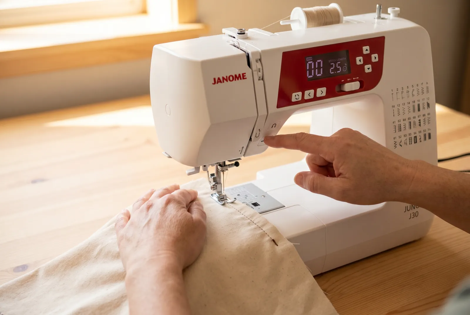 Photo: Select program 00 (straight stitch) and set stitch length to about 2.5 mm.