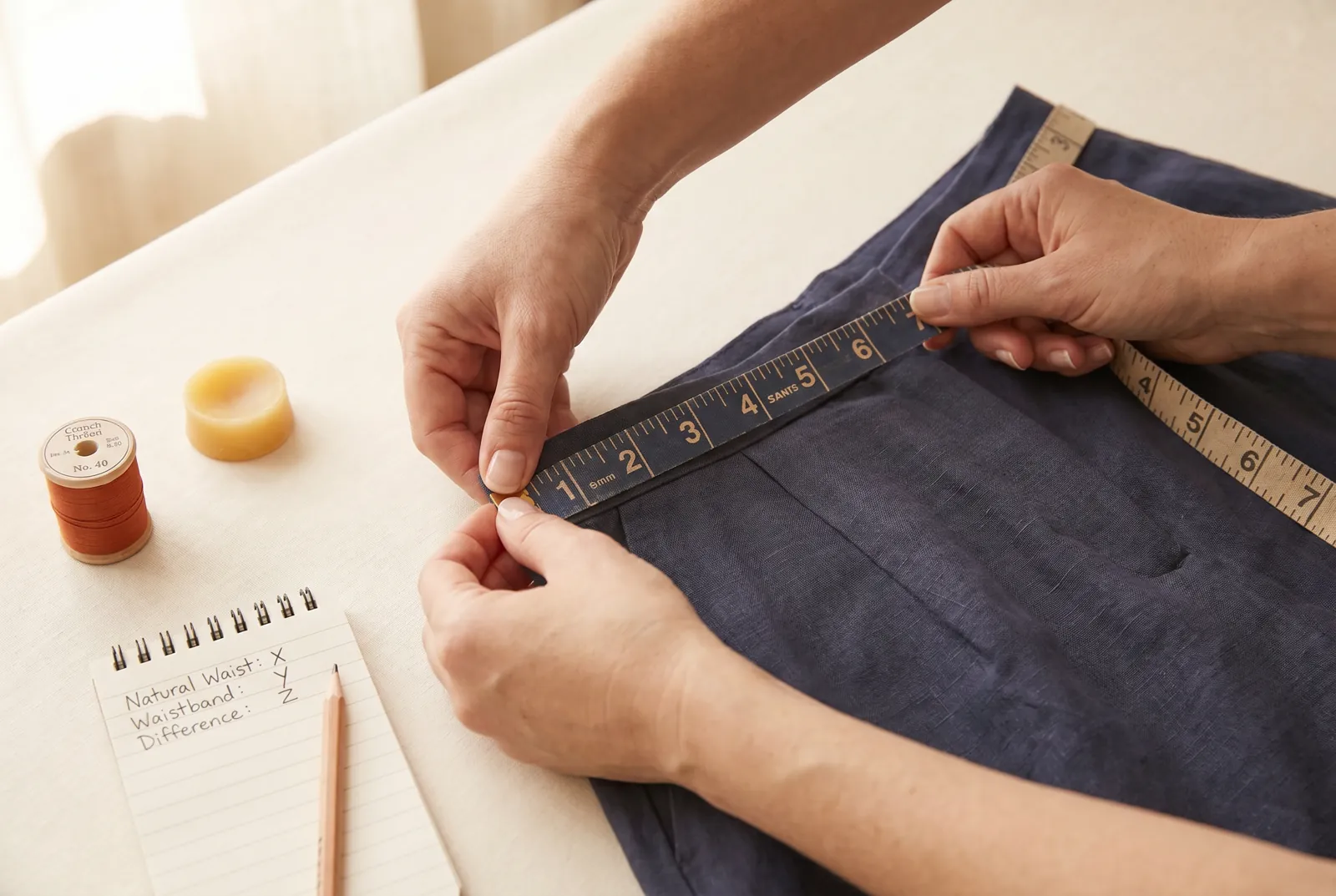Photo: Put the garment on and fasten it, then measure your natural waist with a tape measure.